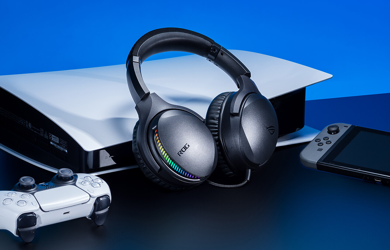 Das Bild zeigt die Multiplattform-Kompatibilität der ROG Fusion II 500 mit PlayStation® 5.