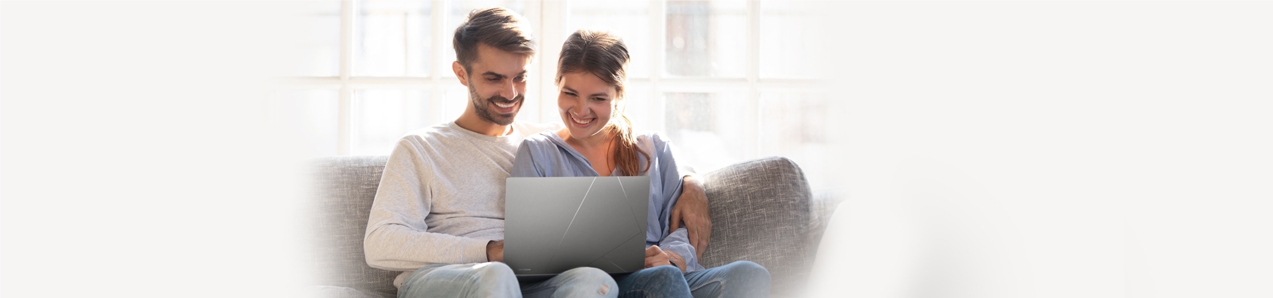 En kvinna och en man som sitter tillsammans och använder bärbar dator