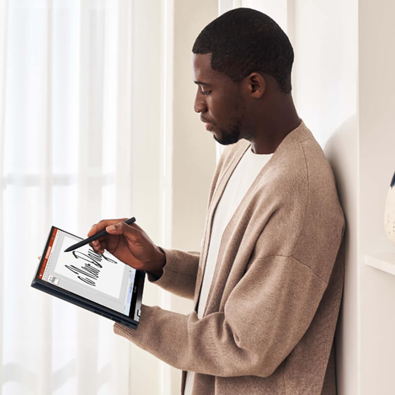 رجل في ملابس فاتحة اللون يرسم على شاشة جهاز Zenbook S 13 Flip OLED في وضع الجهاز اللوحي وهو ممسك بقلم ASUS Pen 2.0 في يده اليمنى