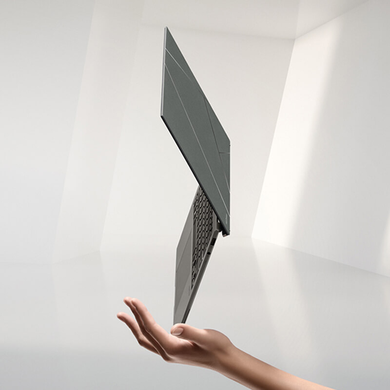 Zenbook S 13 OLED pokazany z efektem unoszenia się na dłoni, ustawiony na rogu, ze znakiem EVO u boku.