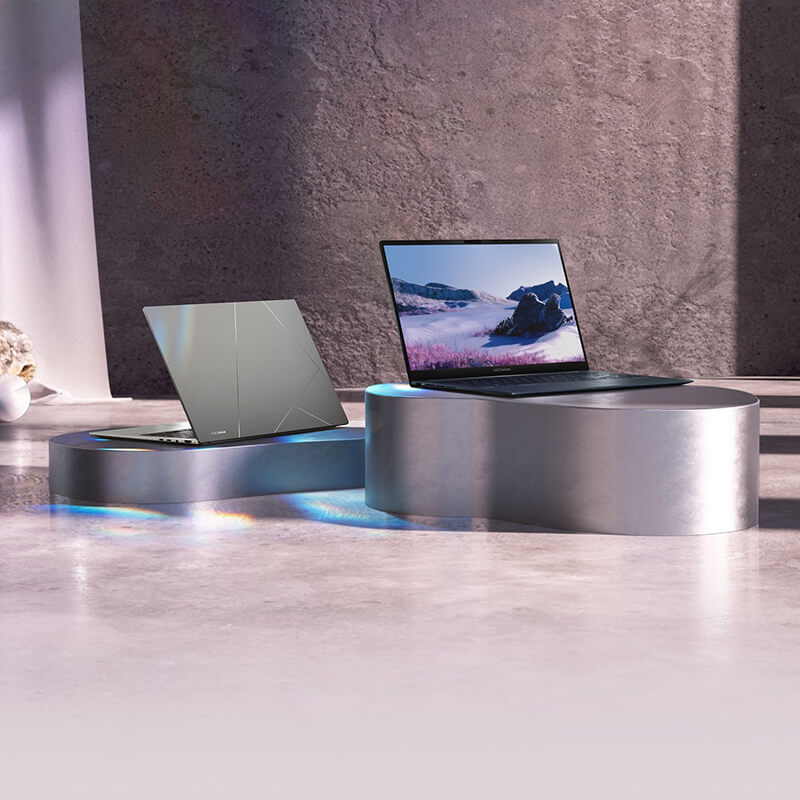 Wyposażony w dwa ekrany laptop ASUS Zenbook Pro 14 Duo OLED z trójwymiarowym obrazem z projektem robota wychodzącego z obu ekranów na tle ciemnego kamienia
