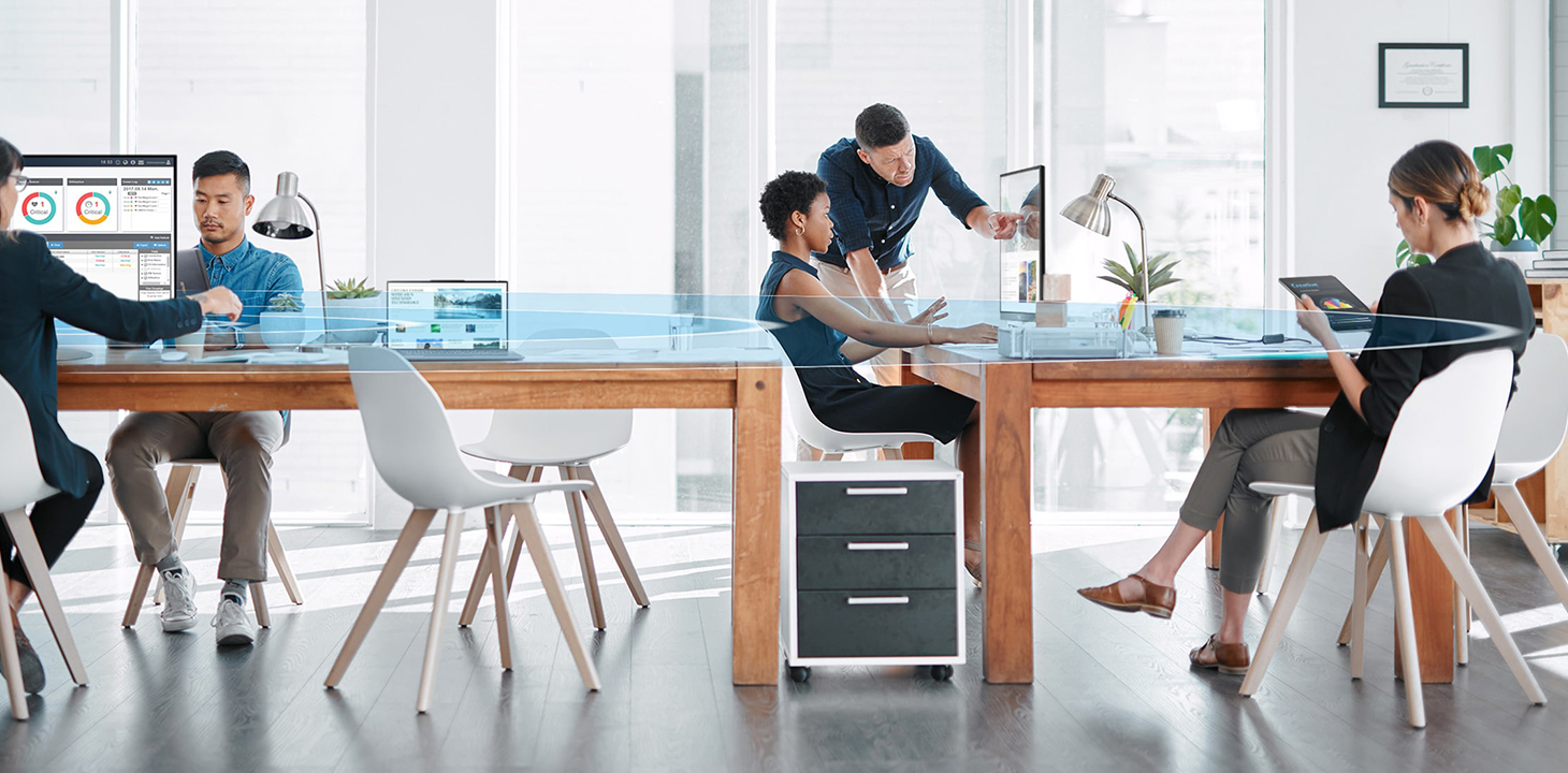 Zaměstnanci pracují v kanceláři se zařízeními ASUS Expert série na stolech.