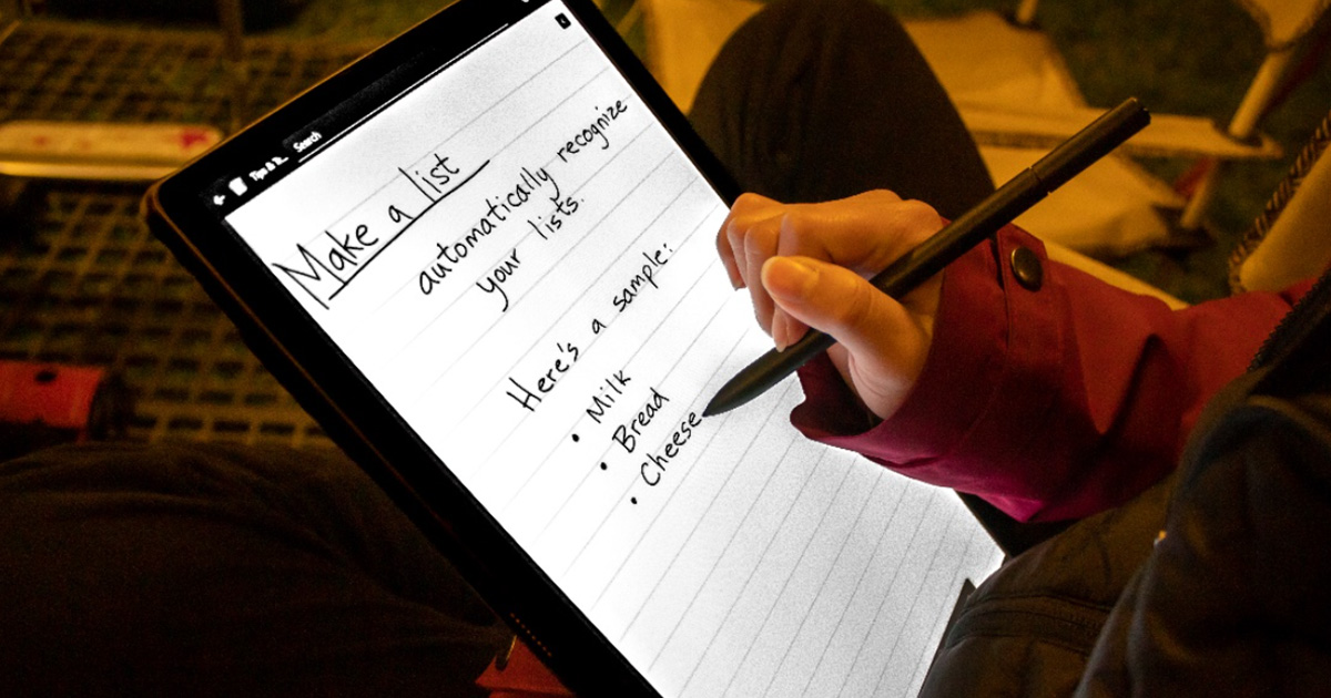 Žena používá pero ASUS Pen 2.0 k psaní poznámek na dotykovém displeji ASUS Lumina OLED konvertibilního notebooku ASUS Vivobook 13 Slate OLED v režimu tabletu
