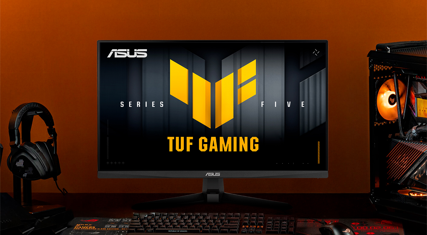Ein VG27AQML5A-Monitor in der Mitte des Bildes, davor eine Tastatur, links Kopfhörer und rechts ein Computerturm.
