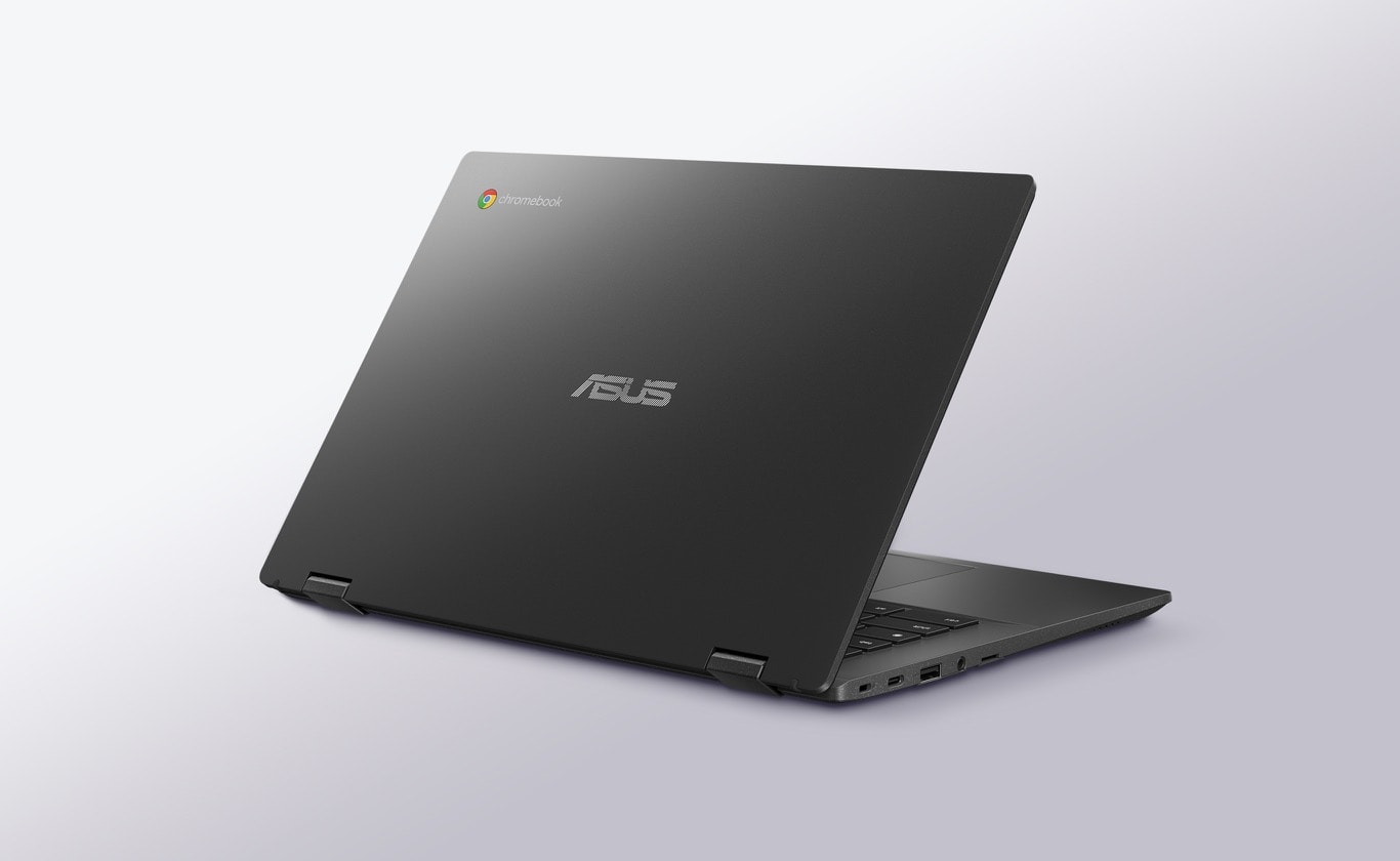 Šikmý pohľad zozadu na ASUS Chromebook CM14 Flip v režime notebooku, na ktorom je vidieť priehľadné strieborné šasi. 