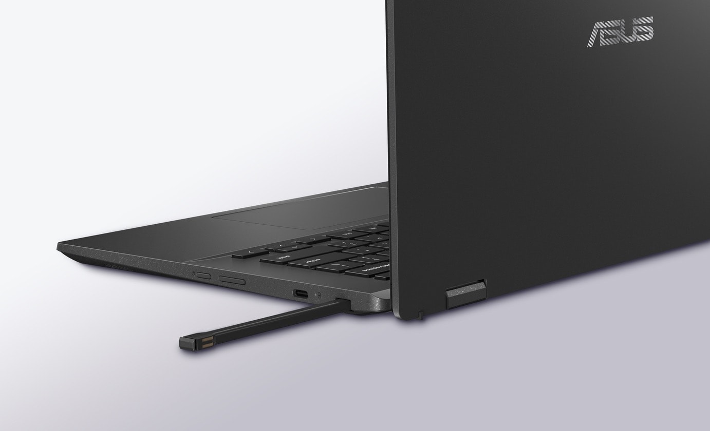 Vue arrière inclinée d'un ASUS Chromebook CM14 Flip en mode ordinateur portable avec un stylet à moitié inséré dans le compartiment. 