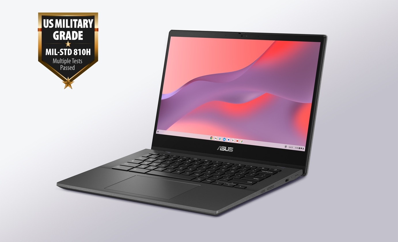 Eine Frontansicht eines ASUS Chromebook CM14 mit Google Meet Bild auf dem Bildschirm, das in zwei Teile geteilt ist. Das linke ist ohne Face AE und zeigt ein dunkleres Bild, das rechte ist mit Face AE und zeigt ein helleres Bild. 