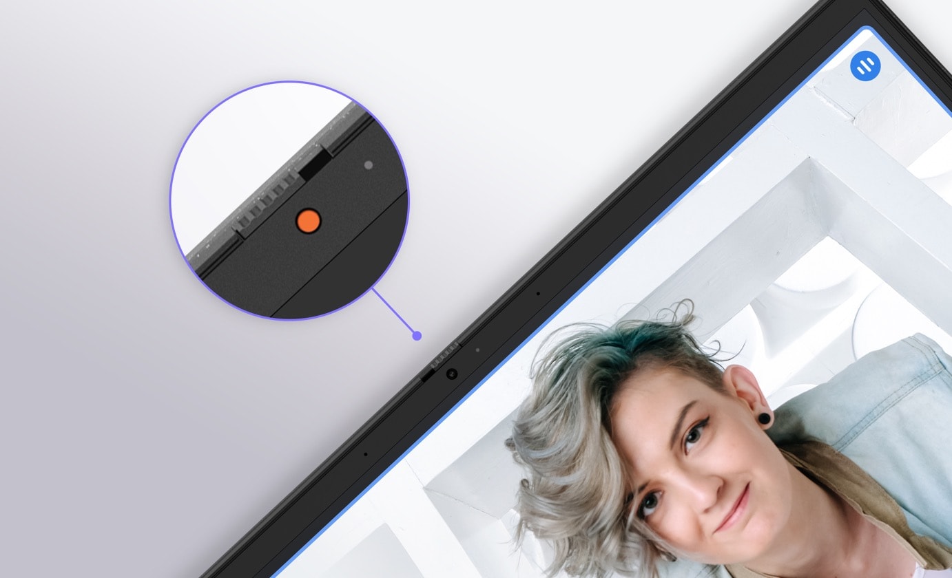 Ylhäältäpäin otettu kuva ASUS Chromebook CM14 Flipin näytöstä, jolla on auki Google Meet. Kameran yläpuolella on lähikuva käytössä olevasta oranssista webkameran suojuksesta. 