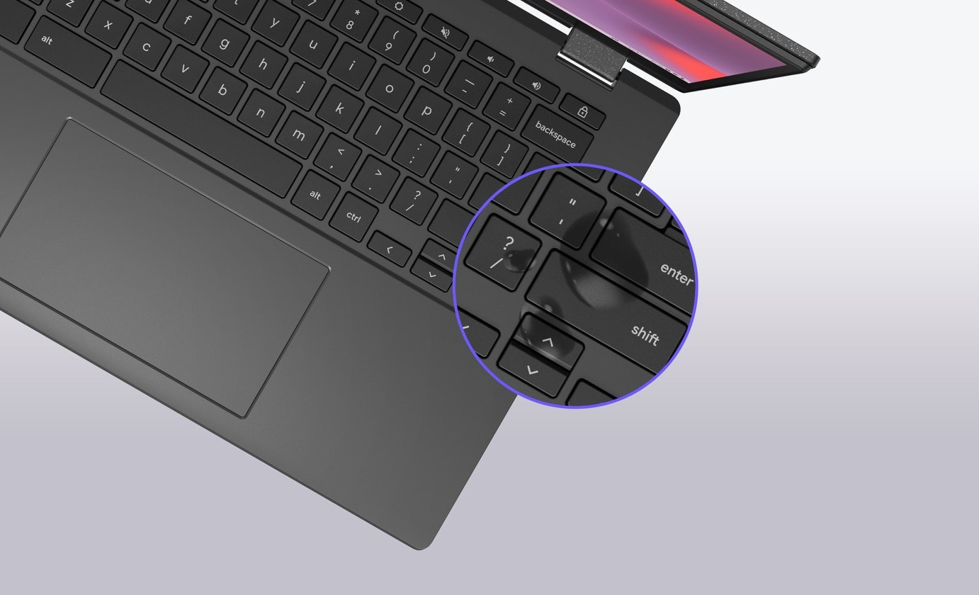 Pohled na obrazovku ASUS Chromebook CM14 Flip s obrázkem Google Meet na obrazovce. Detailní záběr oranžové fyzické krytky nad kamerou. 