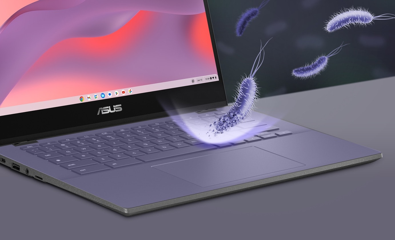 Šikmý pohled zepředu na notebook ASUS Chromebook CM14 se snímky bakterií, které se odrážejí od klávesnice a ukazují výhody antibakteriální ochrany ASUS. 
