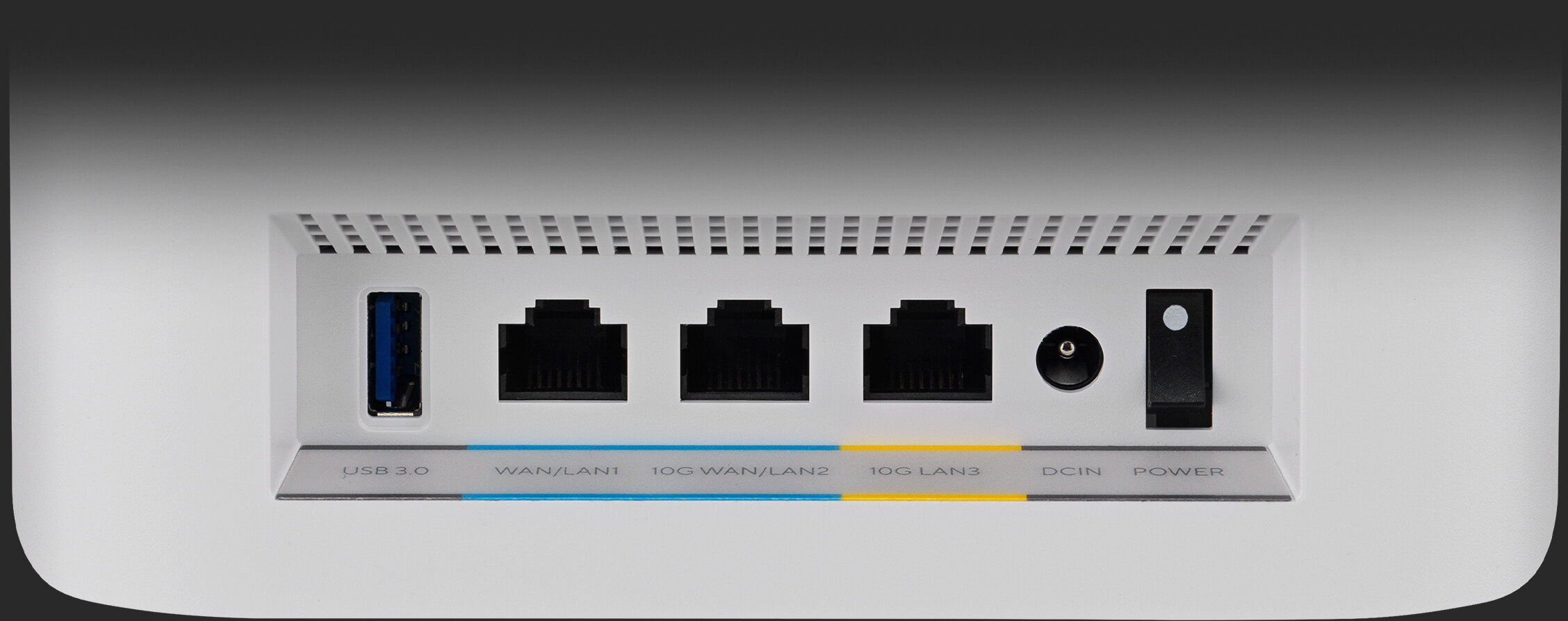 ZenWiFi BT10 背面显示 I/O 连接埠。