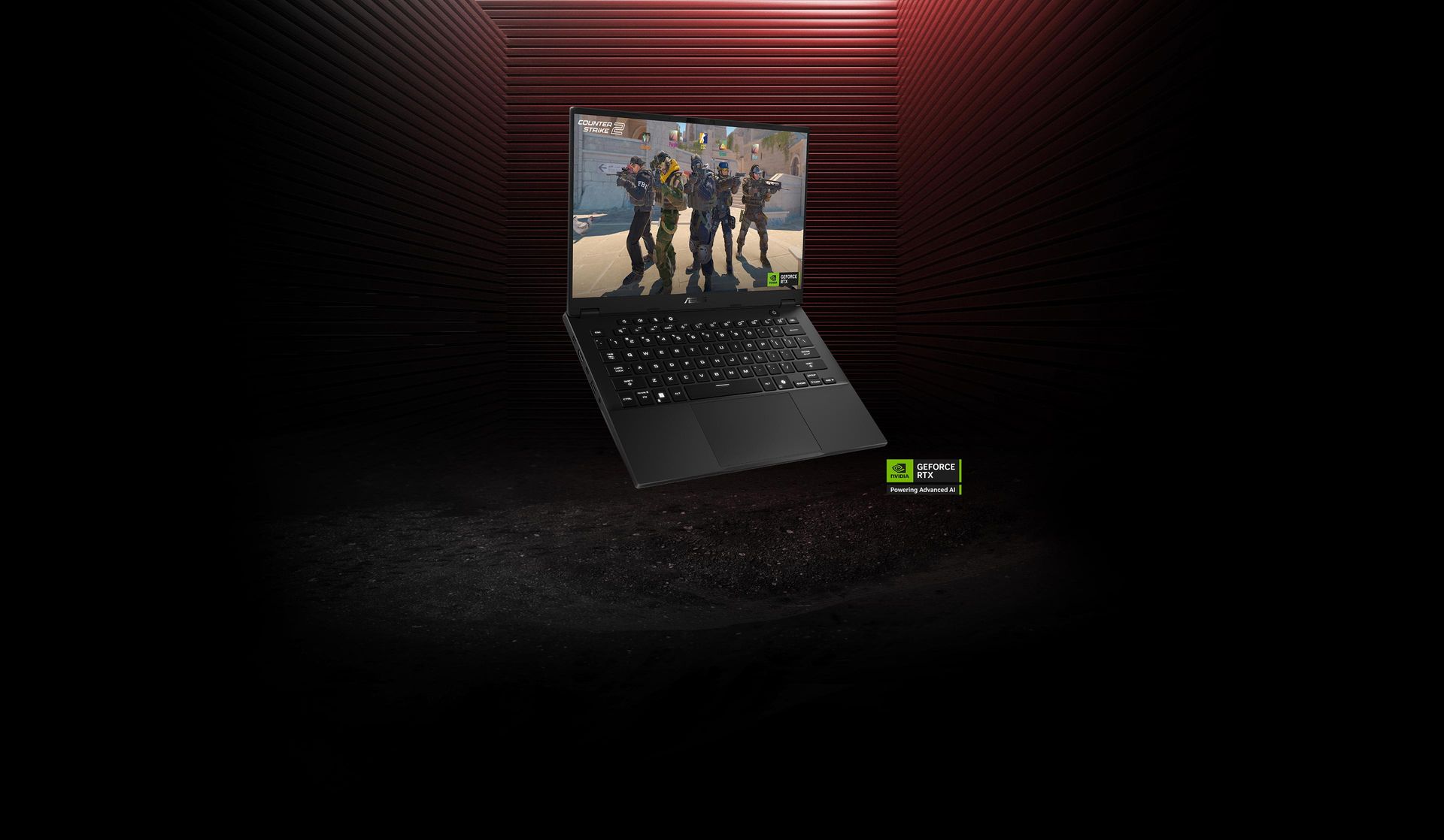 一個人背著背包，左手拿著 TUF Gaming A14。