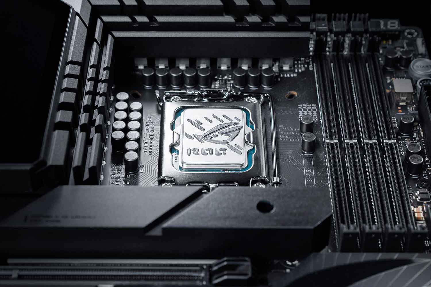 De ROG RG-07 Performance Thermal Paste aangebracht als het ROG-logo op de CPU.