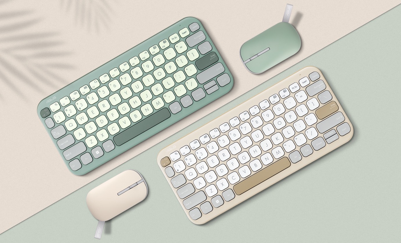 Deux Marshmallow Keyboard KW100 d’ASUS montrés côte à côte pour illustrer les différentes combinaisons de couleurs, avec le coloris Green Tea Latte à gauche, et Oat Milk à droite.