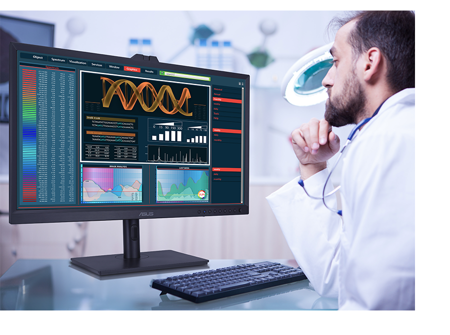 Ein Arzt überprüft die Daten auf ASUS HealthCare Displays