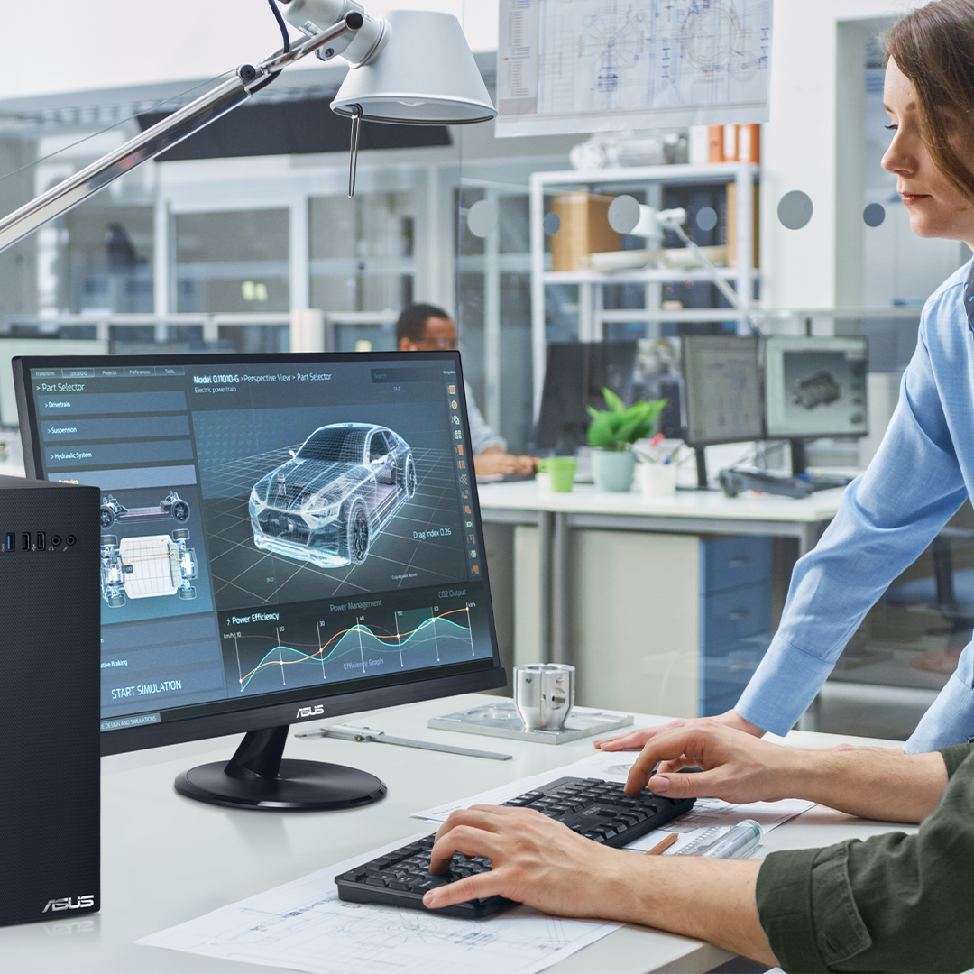 Deux designers regardent la modélisation d’une voiture sur un moniteur ASUS à proximité duquel se trouve un ordinateur de bureau ExpertCenter.