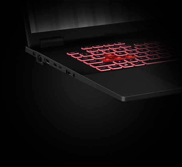Egy TUF Gaming A18 a TUF Gaming logóval a képernyőn, 180°-ra teljesen lehajtva, hogy kiemelje a zsanér működtetési tartományát.