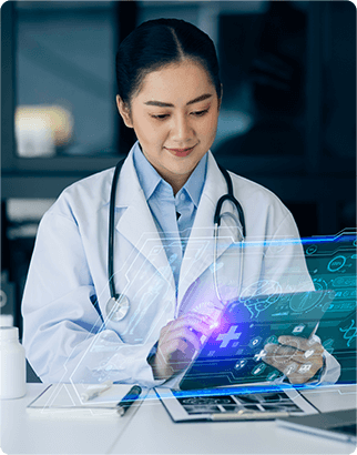 Een arts controleert casussen op haar tablet