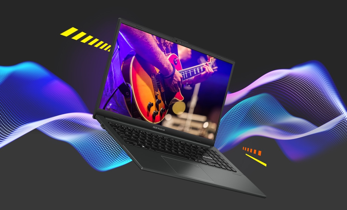 Раскрытый под широким углом ноутбук Vivobook Go 15 OLED изображен сбоку. На его экране показано концертное выступление, а на заднем плане – звуковые волны.