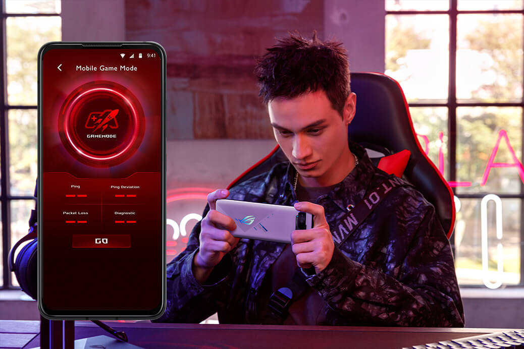 Egy játékos mobiljátékot játszik, mellette az ASUS Mobiljátékos mód felhasználói felülete látható.