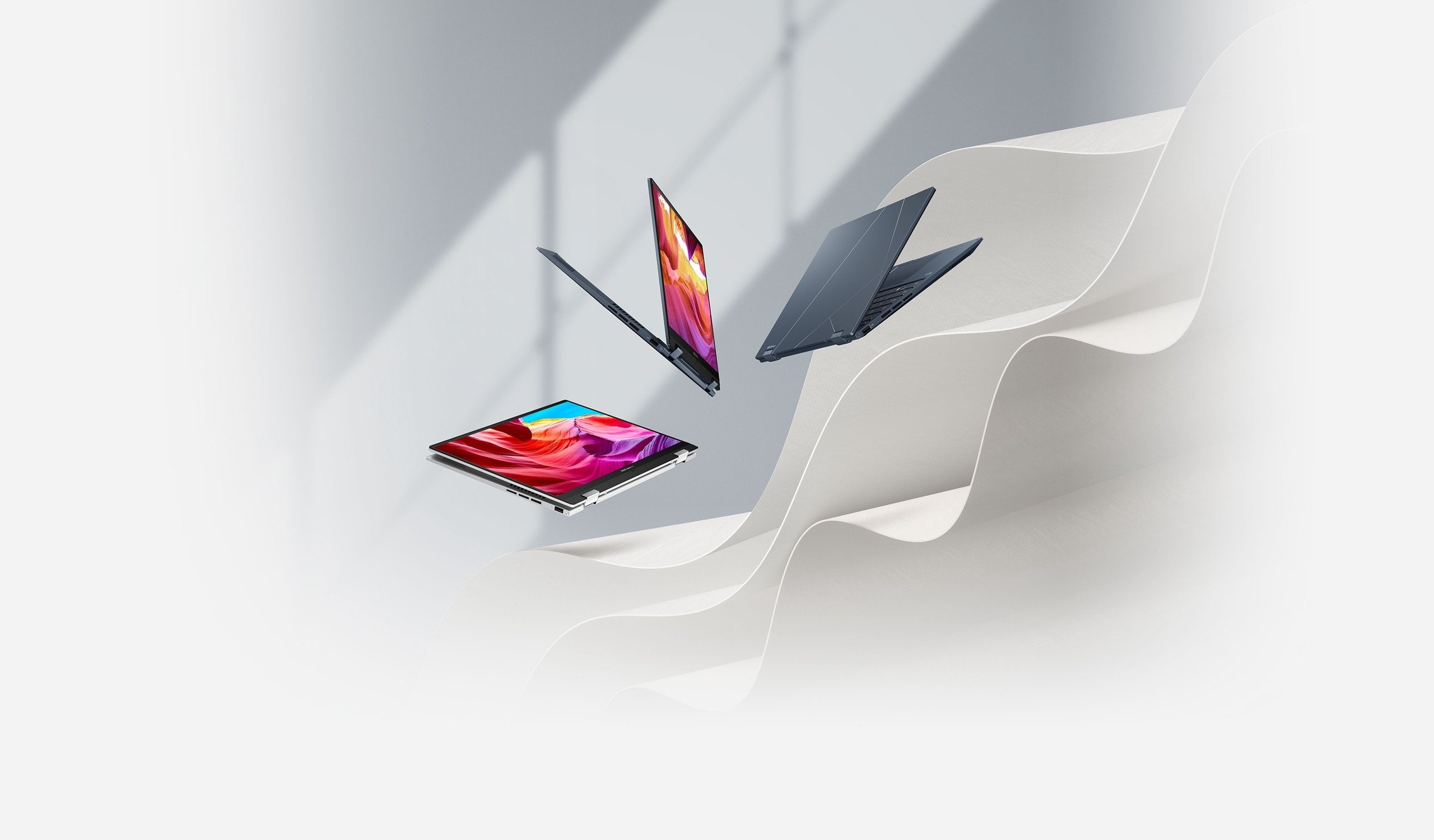 Três portáteis Zenbook 14 Flip OLED a flutuar no ar em modo tablet, modo stand e modo clamshell.