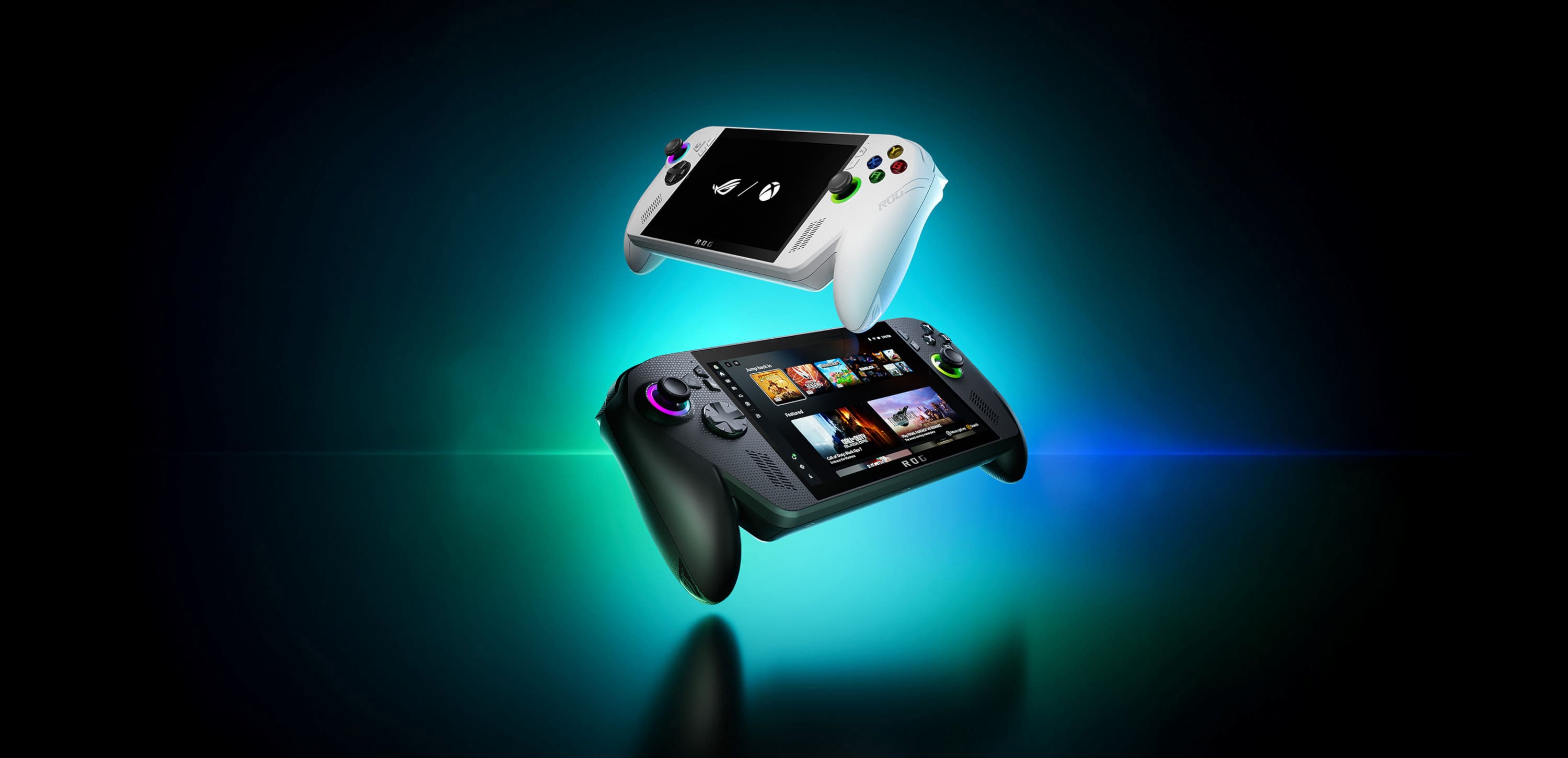 De ROG Xbox Ally en ROG Xbox Ally X vliegen tegen een achtergrond met blauwgroen verloop met een witte schuine streep.