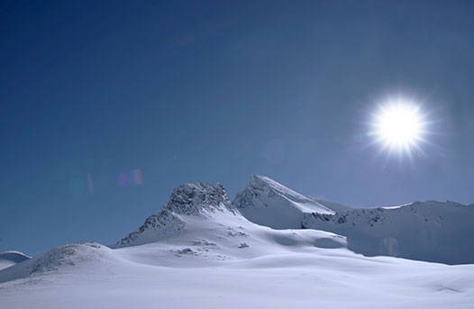 Při použití nastavení PQ Basic se slunce a sníh na snímku zobrazí méně jasněji