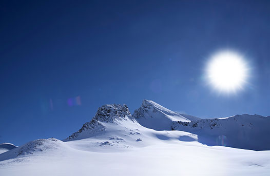 Při použití nastavení PQ Hard Clip se slunce a sníh na snímku zobrazí jasněji
