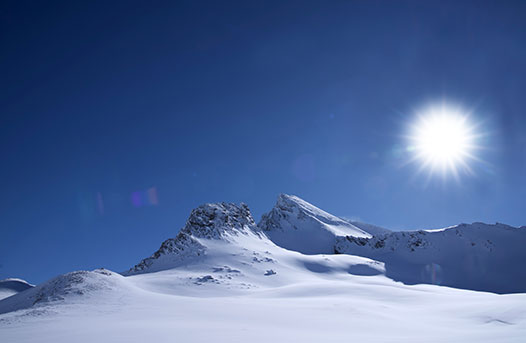 Mit der Einstellung PQ-Optimiert zeigt das Bild die tatsächliche Helligkeit von Sonne und Schnee