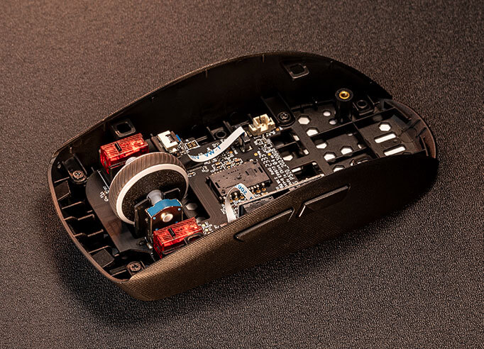 Das Innere einer ROG Strix Impact III Wireless zeigt die beiden ROG Micro Switches, die sicher in ihren Sockeln stecken