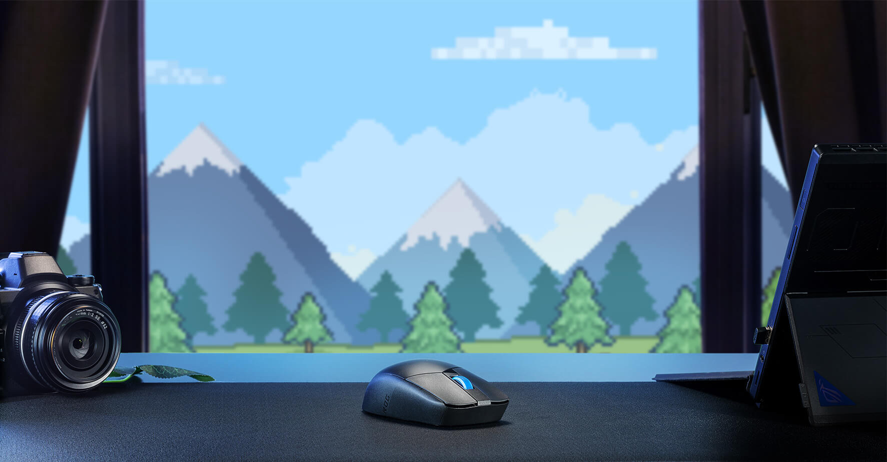 De ROG Strix Impact III Wireless op een tafel tegen een blauwe bergachtige achtergrond 