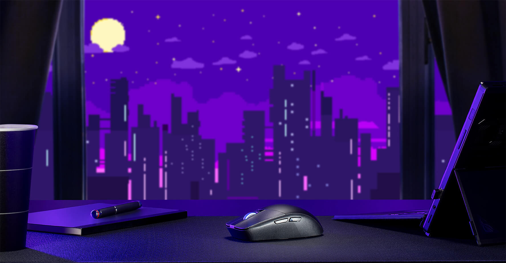 De ROG Strix Impact III Wireless op een tafel tegen een donkerblauwe achtergrond van een stad bij nacht