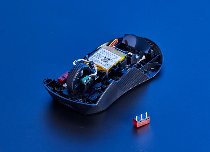 Mysz ROG Gladius III Wireless AimPoint z otwartym panelem z pokazanymi gniazdami wymiennych przełączników