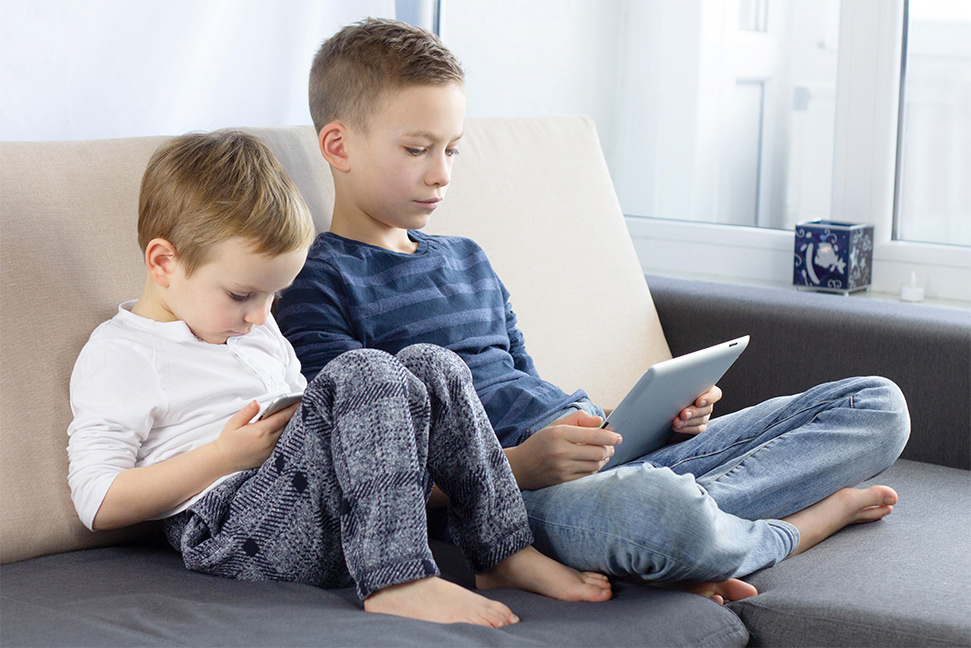 ילדים נהנים מהאינטרנט בעזרת תכונת תזמון בקרת הורים של אפליקציית הנתב ASUS.