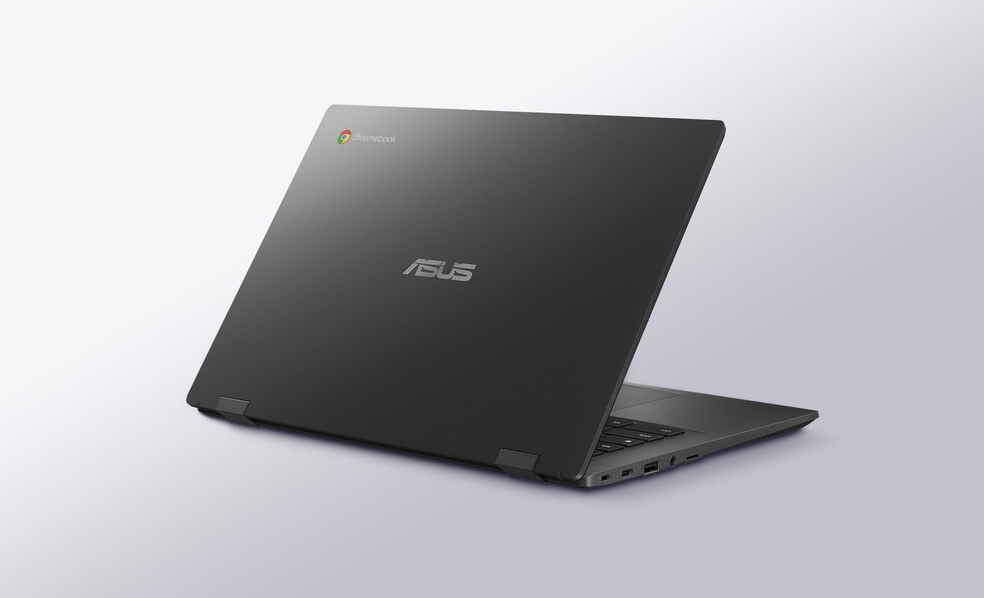 Et billede af en ASUS Chromebook CM14 vist skråt bagfra for at fremvise det gennemsigtige sølvkabinet. 