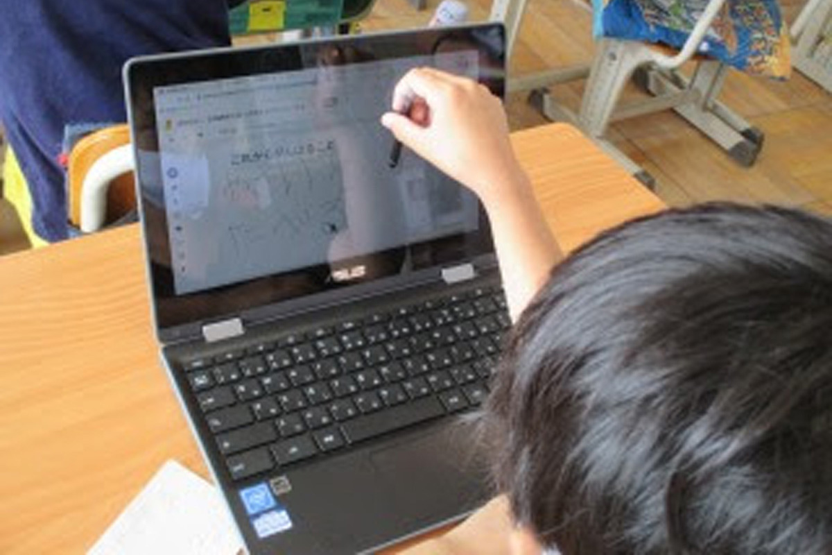 自然にペンを使って Chromebook を操作する児童