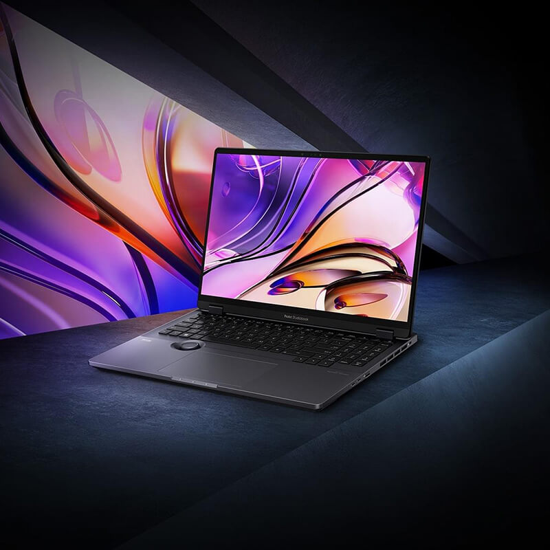 Ноутбук с красочным изображением на экране показан спереди.