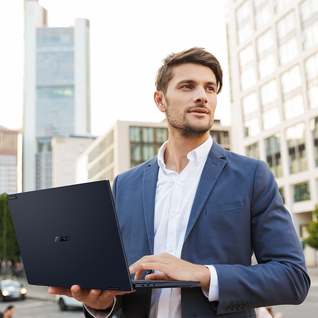 Un uomo d'affari utilizza il portatile ASUS ExpertBook in viaggio.