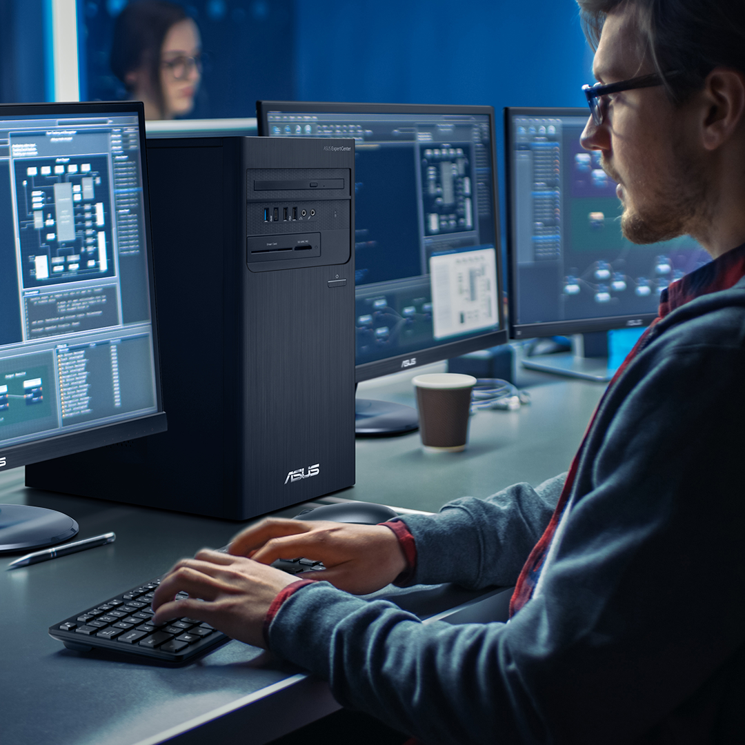 IT 員工使用 ASUS ExpertCenter 桌上型電腦和螢幕專注於他們的工作。