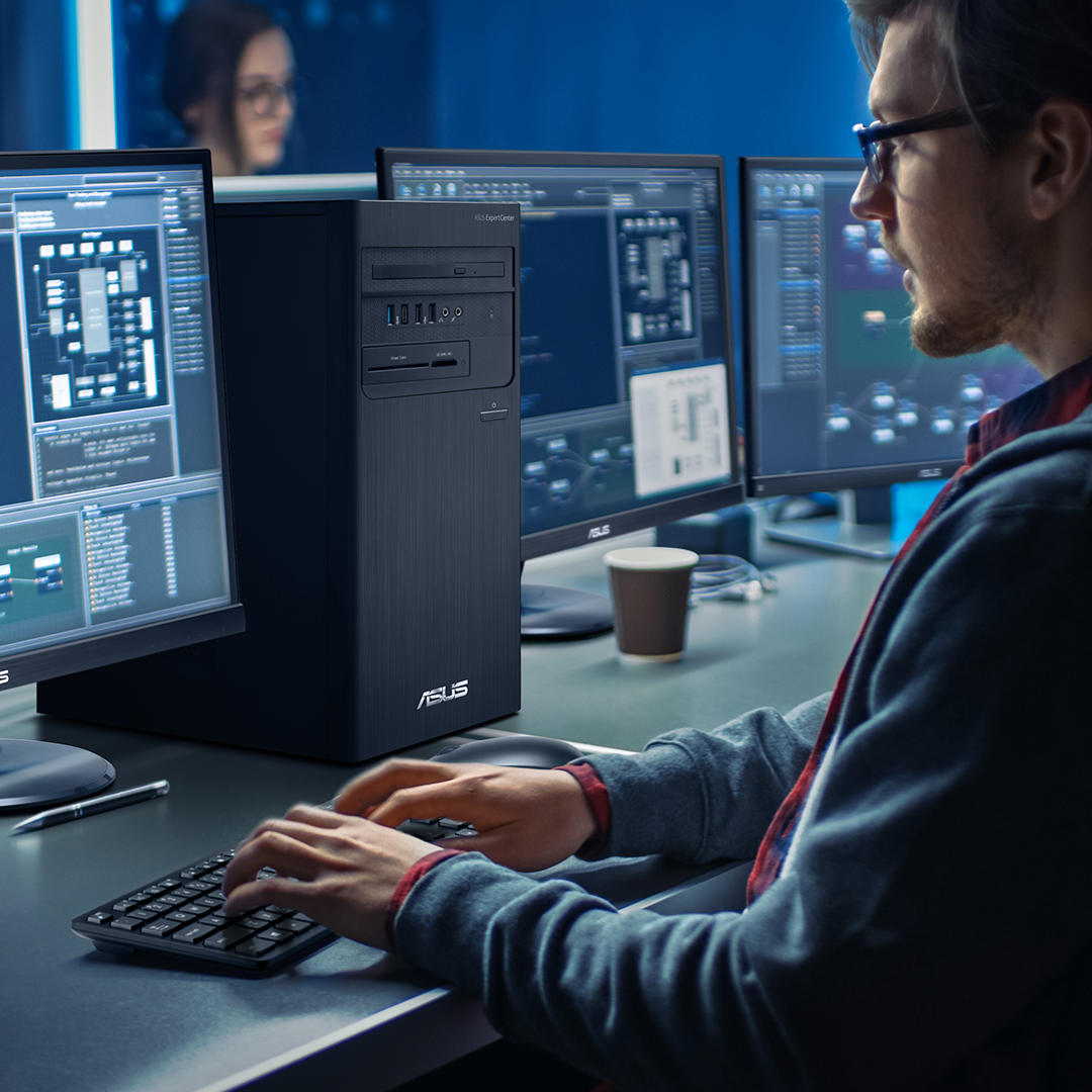 IT employees are concentrated on their work while using the ASUS ExpertCenter desktops and monitors.