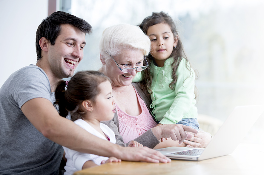 Blije gezinsleden bekijken samen hun dierbare herinneringen dankzij de M-DISC ondersteuning van de ASUS ZenDrive V1M