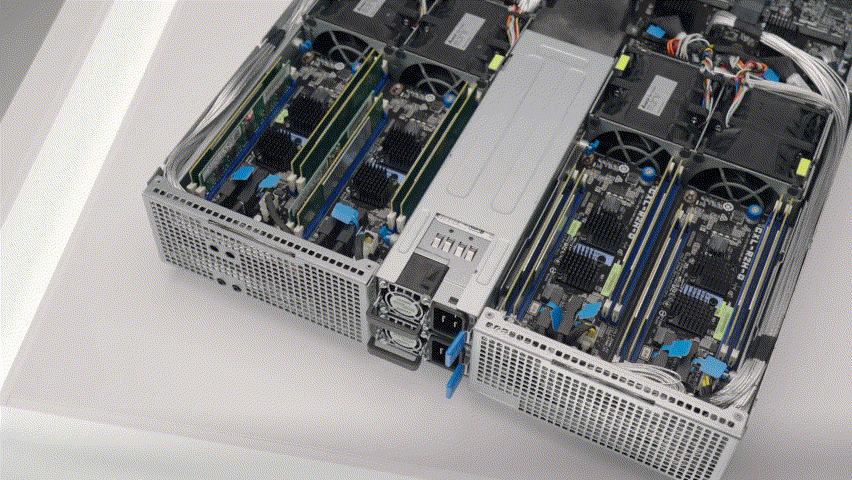 Top-down view of ASUS RS520QA-E13 server with CXL memory modules installed, highlighting high-density single-socket 2U4N layout.
