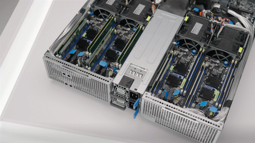 Top-down view of ASUS RS520QA-E13 server with CXL memory modules installed, highlighting high-density single-socket 2U4N layout.