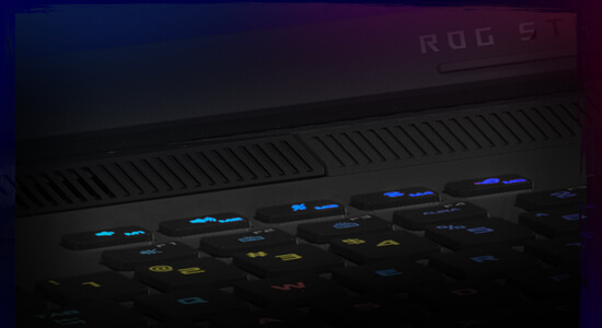 Detailní pohled na design speciálních kláves ROG na klávesnici modelu G16.
