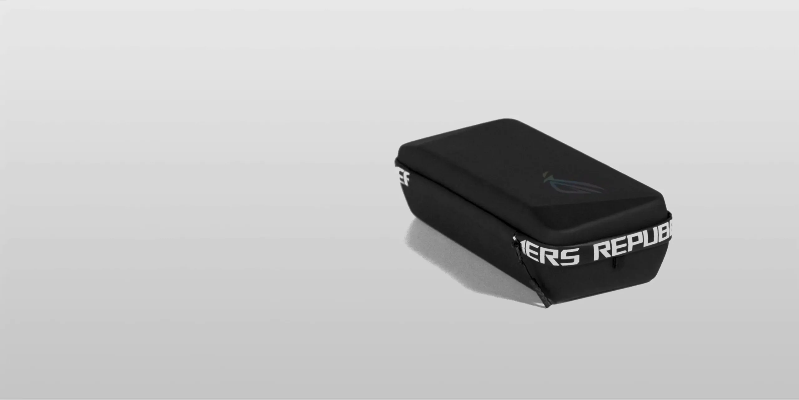 ROG Ally Premium Hard Case | ポータブルゲーム機 | ROG 日本