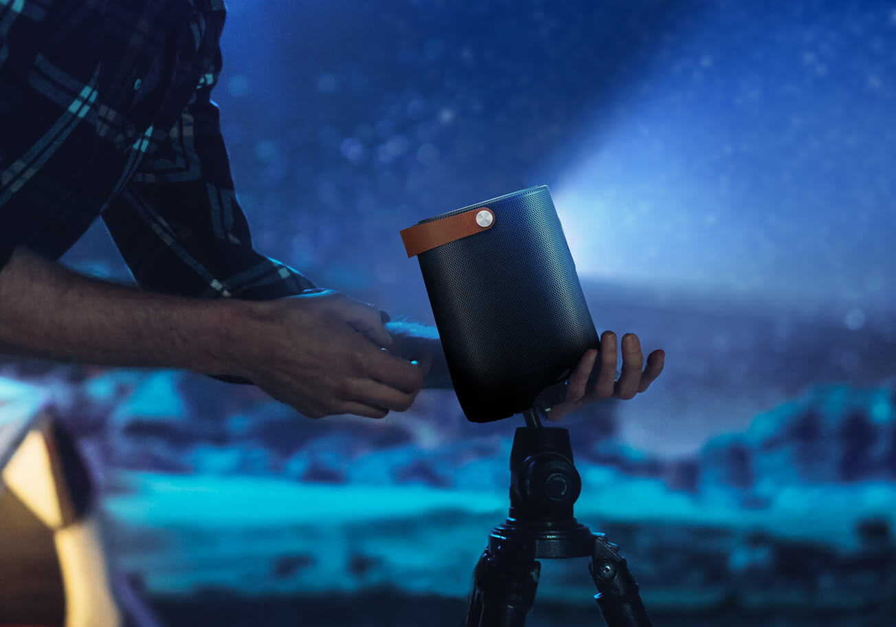 Grâce à la batterie intégrée, vous pouvez emporter le projecteur LED portable connecté ASUS ZenBeam L2 lors d'une soirée cinéma en camping.