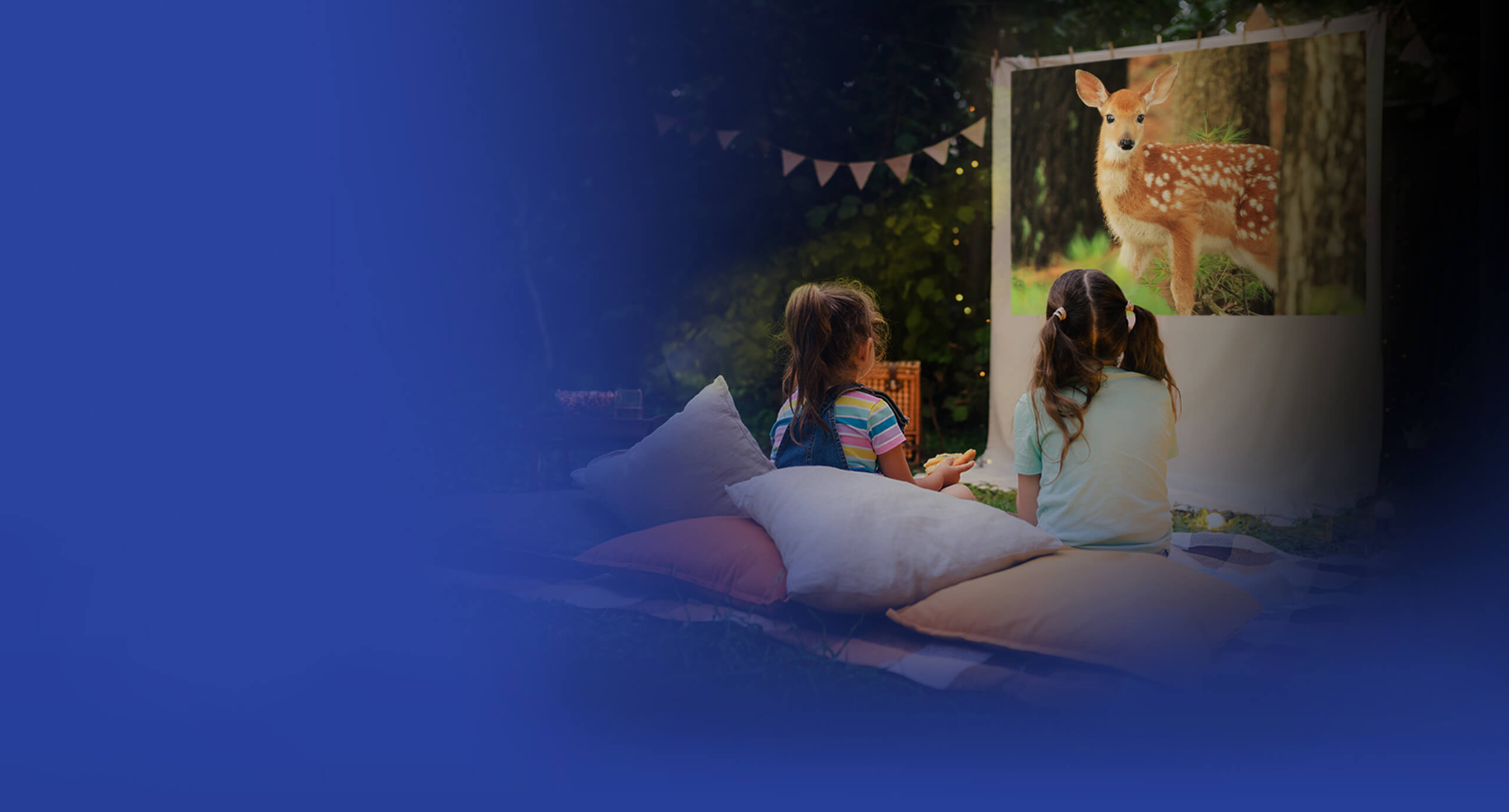 年輕女孩在戶外野餐，利用 ASUS ZenBeam L2 智慧型可攜式 LED 投影機欣賞與動物相關的電影內容