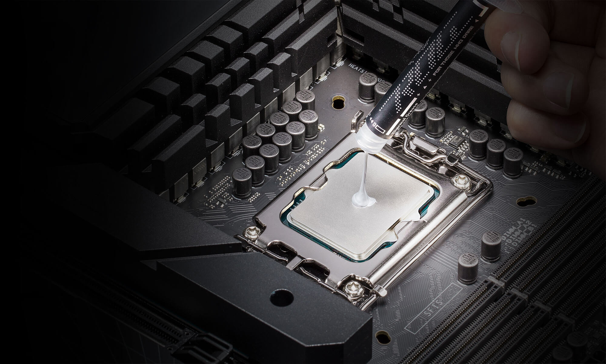 The ROG RG-07 Performance Thermal Paste applied on the CPU.