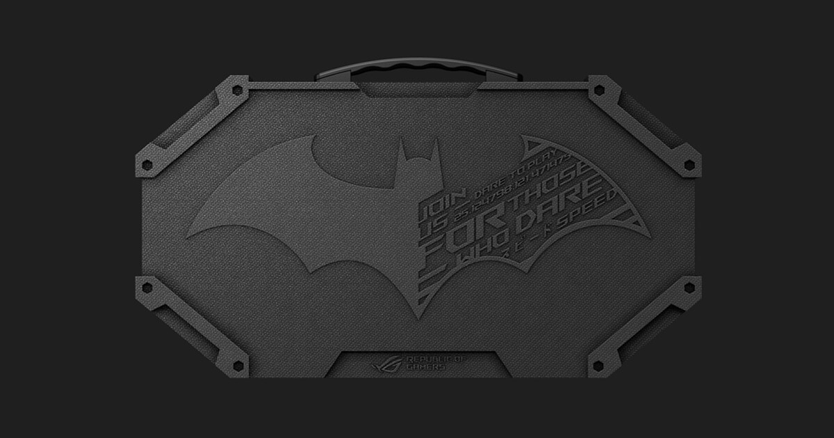 La carcasa exterior del ROG Phone 6 edición Batman se muestra sobre un fondo negro. Un lado del murciélago se funde con el diseño del patrón de la caja, el otro lado es un diseño de monograma ROG.