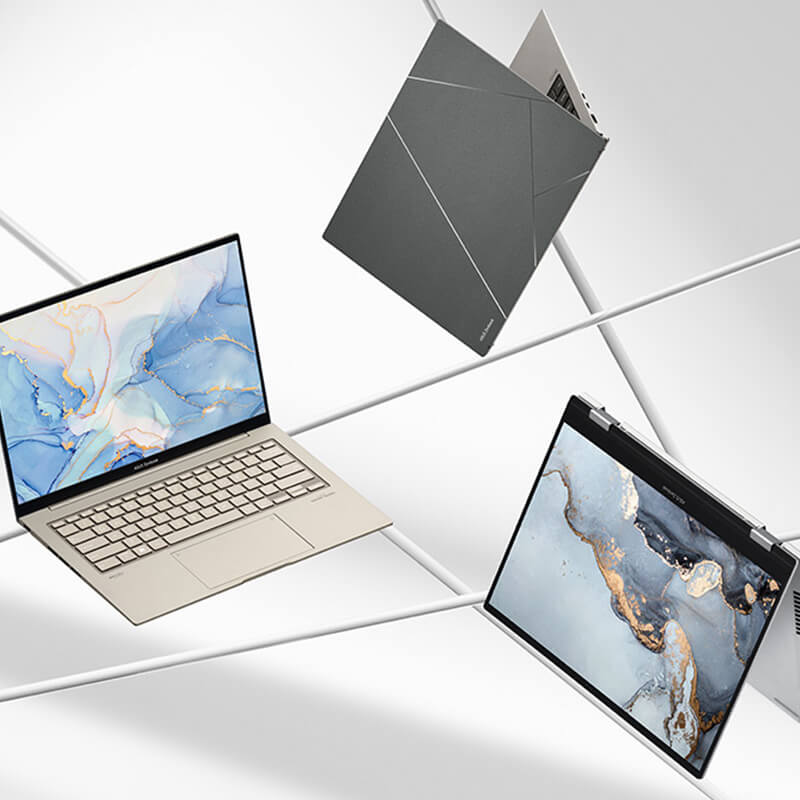 ثلاثة أجهزة كمبيوتر محمول من سلسلة ASUS Zenbook‏ ( Zenbook S 13 OLED، وZenbook 14X OLED، وZenbook S 13 Flip OLED) موضوعة في أوضاع استخدام مختلفة على خلفية بسيطة فاتحة